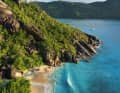 Le rêve du paradis devient réalité sur de telles plages : sur la photo, la Baie Ternay sur l'île de Mahé.
