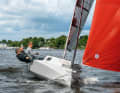 Grande divertimento sotto gennaker: il Sailart 18 con vento parzialmente rafficato sull'Alster esterno di Amburgo