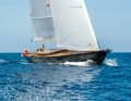 La belle élancée ne pèse pas plus qu'un bateau moderne en carbone de qualité similaire.