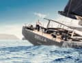 „Bella“ am Wind: Dank Knopfdrucksteuerung und Selbstwendefock lässt sich die 6,80 Meter breite Carbon-Slup auch  mit kleinster Crew segeln