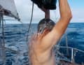 Bordalltag auf dem „Peter“:  Geduscht wird mit einer Pütz voll Seewasser