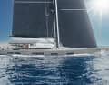 Schattiges Plätzchen: Der „Bella“-Eigner entschied sich für ein festes Bimini, auf dem Solarpaneele Strom ernten und das die Großschot hält. So bleibt das Gästecockpit frei von der unter Last stehenden Schot, die über Umlenker direkt vor den Harken-Winschen im Arbeitscockpit ankommt