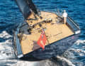 Wally in Reinform: Ein cleanes Deck, gleitfreudige Rumpflinien und ein lässig am Rad stehender Steuermann – die elegant-sportlichen Proportionen des 30 Meter langen Mills-Designs machen jedoch auch mit Race-Crew Spaß