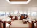 Deckshaus mit Blick voraus: Von zwei Vorschlägen des Interiordesigners Mark Whiteley wählten die Eigner die helle Variante. Die Inneneinrichtung bauten die Werkstätten der Werft