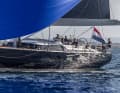 The cabin superstructure is compact and starts behind the mast, which gives the boat an elegant appearance despite its high freeboard. The hull windows don't stick out, but are arranged at different heights - you can hardly see this here because of the hull paintwork