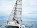 Loosely haul through: Only release the old genoa sheet from the winch when the bow passes through the wind and quickly haul through the new sheet. Do not lay more than two windings around the winch, otherwise there is a risk of overrunning