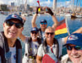 Crew-Selfie vor dem Aufbruch ins Abenteuer: Höttges (l.) und Krumm (2. v. r.) mit ihren Mitseglern an Bord der „Ambra“ kurz vorm Start der Atlantic Rally for Cruisers im vergangenen November