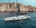 Brightness guaranteed: Five windows on each side of the hull, an all-round glazed deckhouse and five hatches in the foredeck allow plenty of natural light into the interior. The deck is flush and uncluttered, the code 0 is attached to the bowsprit in a folded design
