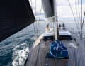 Vorn begeistert das Flushdeck, das nicht nur wunderschön aussieht, sondern auch das Setzen und Bergen von Code Zero und Gennaker vereinfacht