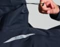 La capuche réglable doit offrir une protection et une vue dégagée