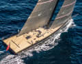 Gli argani attendono la comparsa dell'equipaggio di "Tango" sul surrogato della tuga. Mark Mills chiama la superficie piatta in teak tra prua e poppa "ponte di rampa".