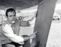 Le constructeur Klaus Feltz montre la quille étroite avec son volet de trim. L'homme était innovant et en avance sur son temps