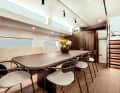Salon: Im Hauptwohnbereich an Bord wird das von Norm Architects und Design Unlimited erdachte Designkonzept greifbar: Das Interieur wirkt skandinavisch-elegant und doch einladend und gemütlich. Steuerbords nehmen acht Gäste am Speisetisch Platz ...
