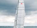 Moving on: already done. The time loss compared to a normal jibe is small: perhaps one minute. In principle, the manoeuvre works in the same way with a recovery tube. If possible, divert its safety line into the cockpit