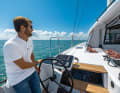 Deux postes de pilotage sont intégrés à l'arrière, sur le côté du cockpit. De là, le barreur garde une bonne vue d'ensemble dans toutes les directions ainsi que sur les voiles, malgré une position relativement basse.