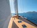 Die flush eingebauten Luken und der fehlende Seezaun lassen das Schiff noch eleganter erscheinen. Die Reling wird bei Bedarf geriggt