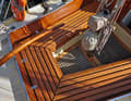 Le prue in teak, la grata antiscivolo e la barra con testa d'anguilla: tutto intagliato, tornito, incollato e levigato da noi stessi.