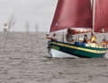 Das Wattenmeer mit seinen Gezeitenströmen ist für das mit plattem Boden und Mittel­schwert konstruierte Boot ein ideales Revier.