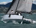 Radical hull shapes. Designer Marc Lombard has given his crack very pronounced chine edges. They ensure high dimensional stability upwind