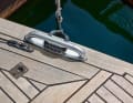 Die Klampen können ­zugeklappt werden. So ­verhaken sich beim Segeln keine Schoten dahinter