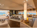 Open feeling of space: the saloon and the aft cockpit merge harmoniously into one another. Large windows guarantee a dream view and allow plenty of light into the interior
