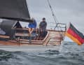 Auf dem Süll sitzen Großschoter und Rudergänger hervorragend