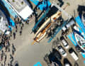 Le "Tally Ho" dans le Travelift.