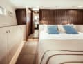 Here too, oiled and smoked oak wood dominates, with light-coloured leather adorning the furniture fronts