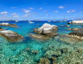 Segeln unter karibischer Sonne: Die British Virgin Islands gehören zu den Traumrevieren vieler Segler. Konstanter Wind, kurze Distanzen und herrliche Ankerbuchten wie hier vor The Baths auf Virgin Gorda begeistern auch Charterkunden