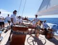 Una scena di regata rilassata a bordo del 42 metri "Vijonara". Al Bucket, gli armatori governano da soli i loro yacht. I professionisti della vela assistono con le scotte e i verricelli.