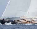 100. Wisp: Royal Huisman lieferte die 48 Meter lange und 9,50 Meter breite Slup mit klassischem Hoek-Design und knapp 300 Gross Tons. Ihr Eigner weiß den Raum zu schätzen, er kommt aus der Welt der Motoryachten. Rhoades Young Design gestalteten ein zeitlos elegantes Interieur. Der 57,50 Meter hohe Rondal-Carbonmast trägt am Wind 1350 Quadratmeter Tuch, die Reichweite unter Motor liegt bei 5600 Seemeilen. Für acht Gäste.