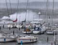 Meterhohe Wellen brechen sich an den Hafenanlagen in Schilksee. In der Kieler und Lübecker Bucht wurde nach der Vorhersage des Bundesamtes für Seeschifffahrt und Hydrographie (BSH) eine schwere Sturmflut erwartet
