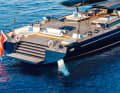 Bei beinahe zehn Meter Breite wird das Heck vor Anker zum Beachclub