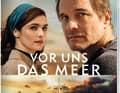 Vor uns das Meer: Colin Firth spielt den britischen Soloskipper Donald Crowhurst, der beim Golden Globe Race 1968 die Öffentlichkeit mit fingierten Positionsmeldungen täuschte und sich schließlich auf See das Leben nahm. Schwerpunkt des Films aus dem Jahr 2017 ist die dramatische Geschichte der Familie des Einhandseglers.