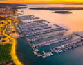 La marina de Punat fête ses 60 ans ! Les travaux de modernisation ont été achevés juste à temps pour cet anniversaire. Parmi les nouveautés, un restaurant et un espace lounge confortable.