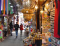 Ci si può perdere nei souk, i bazar delle città. Come qui a Marrakech, le strette viuzze sono spesso coperte da