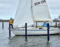 Cast off from the box. If the wind comes from the front, the sails can still be set at the berth