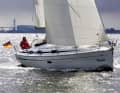 Bavaria 37: Viel umbauter Raum, niedriger Preis, mäßige Segeleigenschaften. Die 37er von 2006 war typisch für die Werft und ihre damalige Ausrichtung auf den Chartermarkt. Solides Fahrtenschiff. Rumpfl. 11,20 m; Breite 3,80 m; Gewicht 6,9 t; ab 90.000 Euro. YACHT-Test: Heft 11/2006