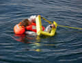 To get the person on deck independently of the bathing ladder, however, the halyard winch must be used. The rescue sling costs around 200 euros