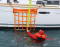 Ist der oder die Verunglückte noch bei Kräften, dient das Netz als Rettungsleiter und soll den Wiedereinstieg ins Boot erleichtern