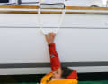With prices of around 40 euros, emergency ladders such as the Safe Up from Lalizas are comparatively inexpensive. They can be activated from the water