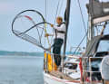 2: The rescue net is similar to a throwable tent and unfolds automatically. The person is manoeuvred into it and hoisted onto the deck