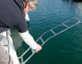 ... mithalten. Die Leiter sollte zwei Stufen weit ins Wasser ragen und vom Wasser aus abzuklappen sein. Eventuell hilft eine Auslöseleine
