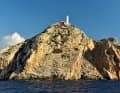 In alto sul mare, un faro segnala l'estremità sud-occidentale del Golfo di Gökova