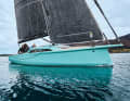 The negative stem, the overhanging deck and the diagonal chine characterise the look. Sailing characteristics? Lots of cloth, lots of speed, lots of fun