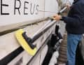 Moyen : le polyvalent. Pour nettoyer les ponts antidérapants ou le gelcoat. Les variantes souples conviennent également aux ponts en teck.