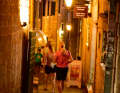 La lumière des lanternes plonge les ruelles de la vieille ville de Herceg Novi dans une atmosphère rustique.
