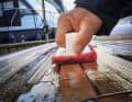 Gut fürs Teak: Schrubberpads entfernen Schmutz und verwittertes Material, tragen aber wenig weiches Holz ab
