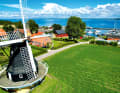 Die alte Windmühle steht vor dem Hafen der Insel Agersø im Nordwesten des Smålandsfahrwassers
