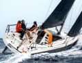 Bente 28: Judel/Vrolijk design. More compact cruiser than daysailer. Voluminous, comparatively heavy boat. Fully equipped, very light and airy, headroom under dodger. Fixed keels only. Hull length 8.65 m; width 2.99 m; weight 3.2 tonnes; from € 129,900. YACHT test: Issue 24/2022